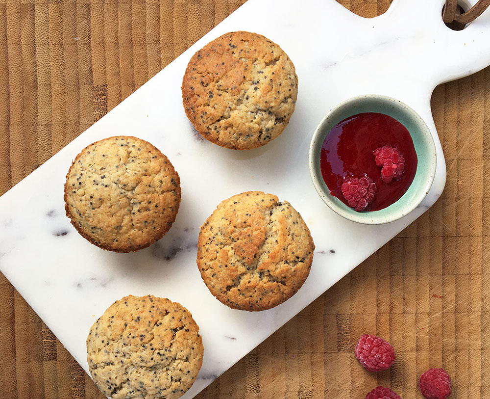 Saftige minimuffins med sitron og sesamfrø