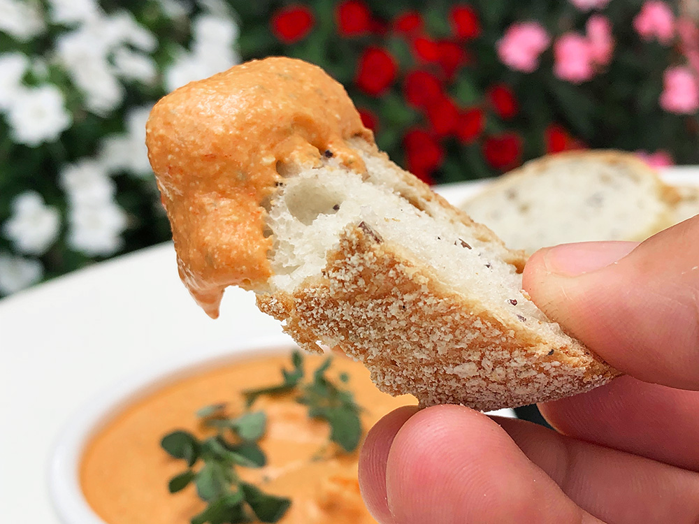 Spicy dip med bakt paprika og fetaost