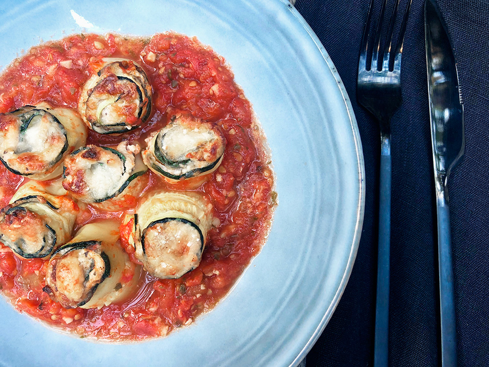 Squashruller i tomatsaus fylt med ricotta og salsiccia