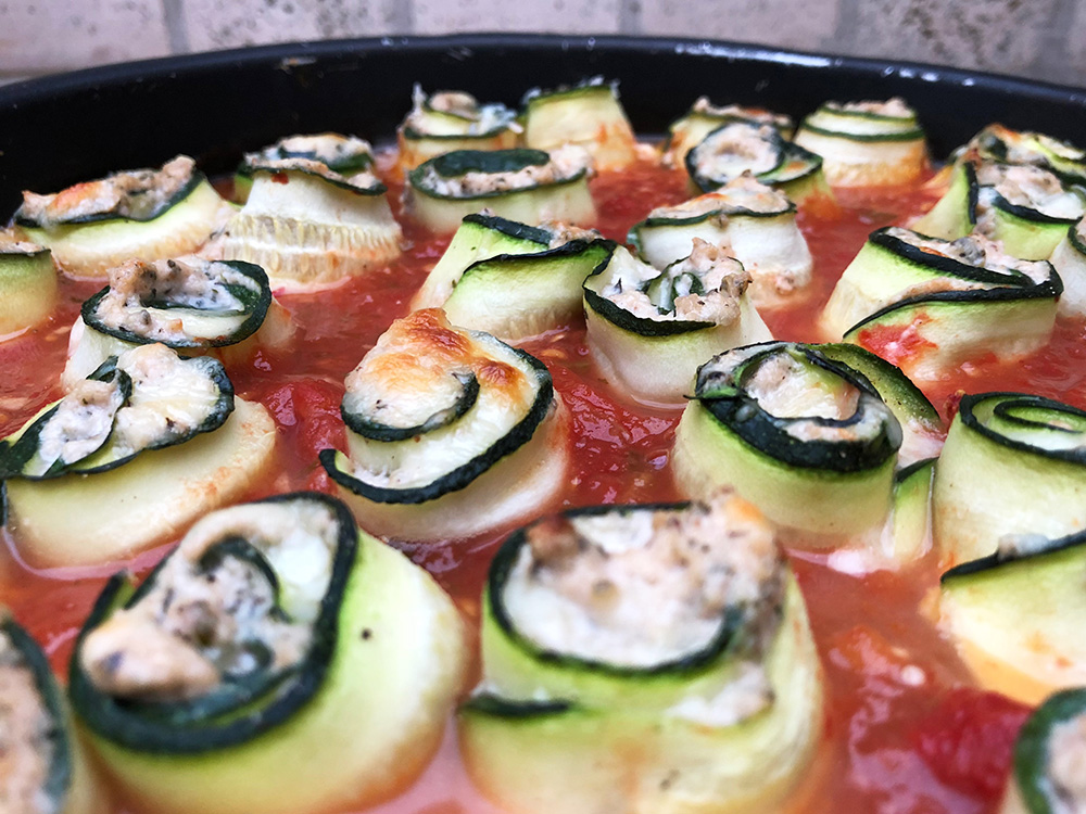Squashruller i tomatsaus fylt med ricotta og salsiccia