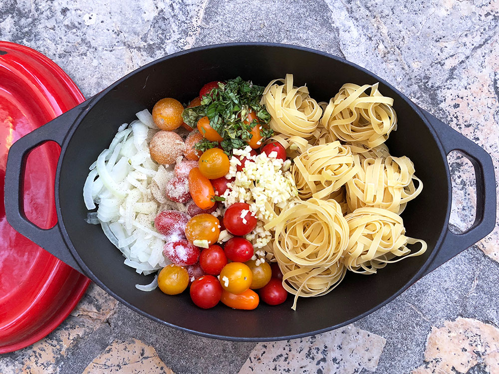 Alt i en kjele med tagliatelle, cherrytomater og basilikum