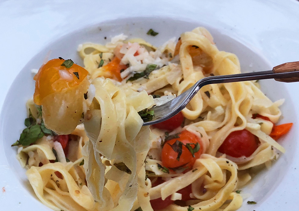 Alt i en kjele med tagliatelle, cherrytomater og basilikum