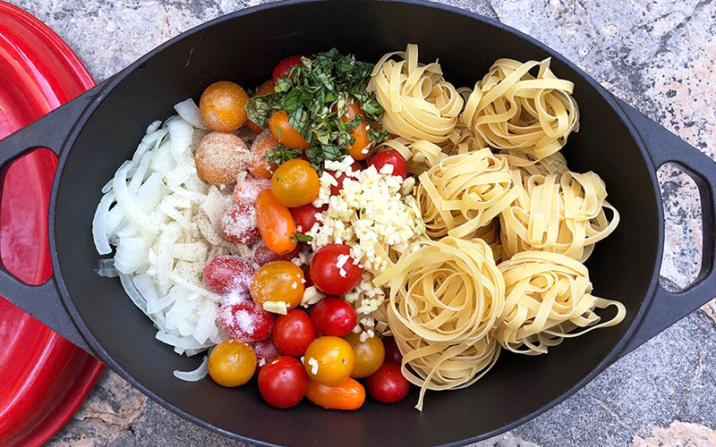 Alt i en kjele med tagliatelle, cherrytomater og basilikum