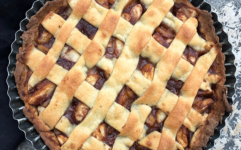 Lun eplepai med høstens epler