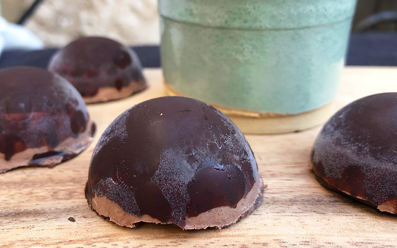 Frosne moccakuler med mørk sjokolade