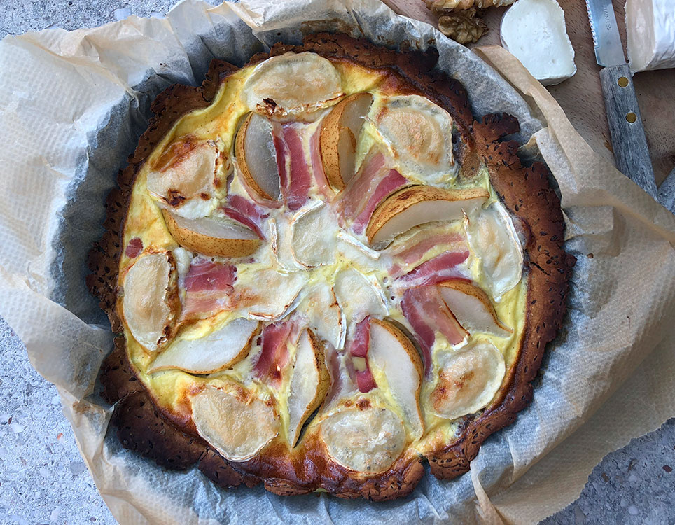 Rustikk pai med pære, chevre og bacon