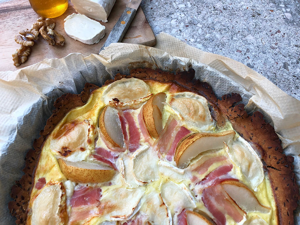 Rustikk pai med pære, chevre og bacon