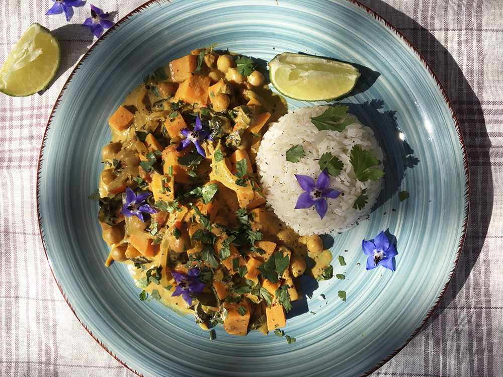 Smakfull og sunn curry med kikerter, søtpotet og spinat