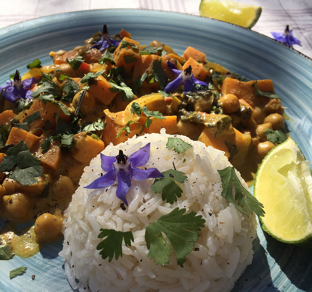 Smakfull og sunn curry med kikerter, søtpotet og spinat