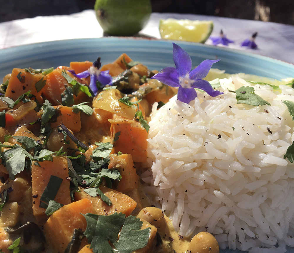 Smakfull og sunn curry med kikerter, søtpotet og spinat