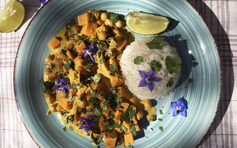 Smakfull og sunn curry med kikerter, søtpotet og spinat