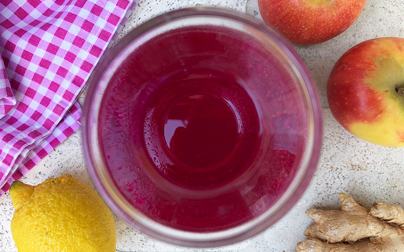 Sunnhetshot "on fire" - med rødhet, eple, sitron og ingefær