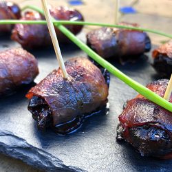 Baconsurrede svisker og dadler