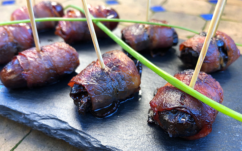 Baconsurrede svisker og dadler