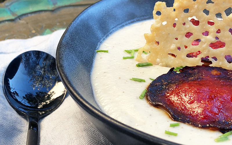 Fløyelsmyk og kremet lomkålsuppe med chorizo og parmesanchips