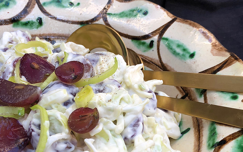 Pigg og populær purre og druesalat