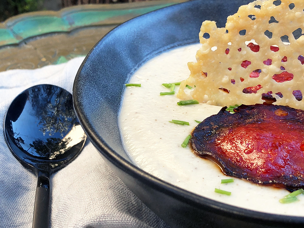 Fløyelsmyk og kremet blomkålsuppe med chorizo og parmesanchips