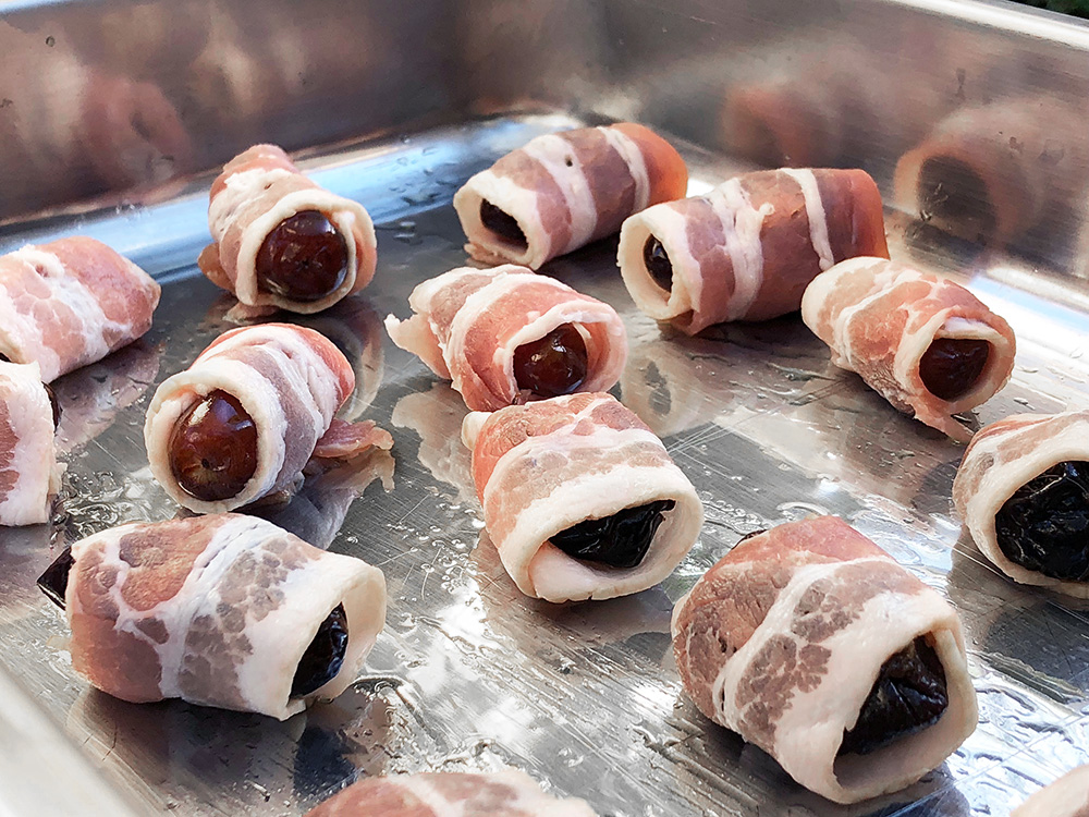 Baconsurrede svisker og dadler