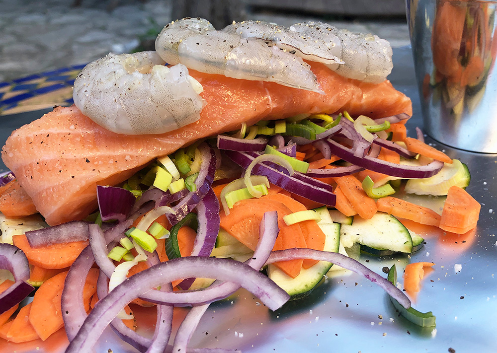 "Alt i en pakke" med kremet laks, scampi og grønnsaker