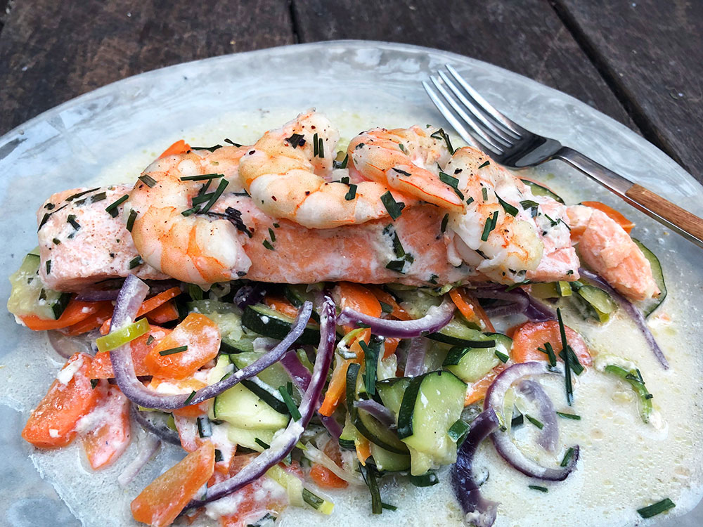 "Alt i en pakke" med kremet laks, scampi og grønnsaker