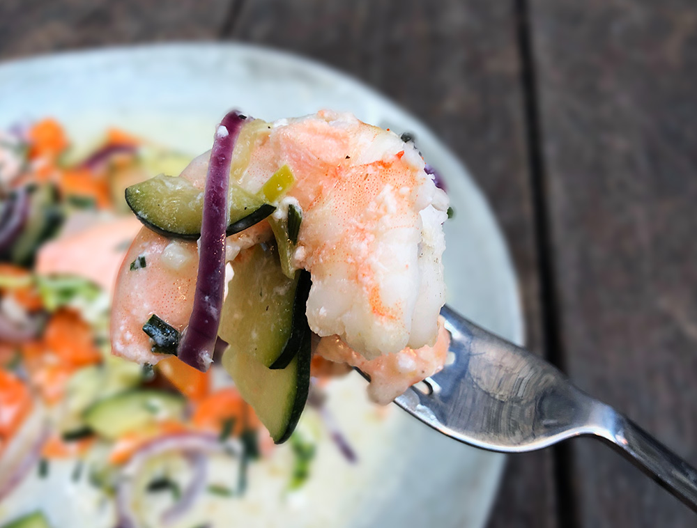 "Alt i en pakke" med kremet laks, scampi og grønnsaker