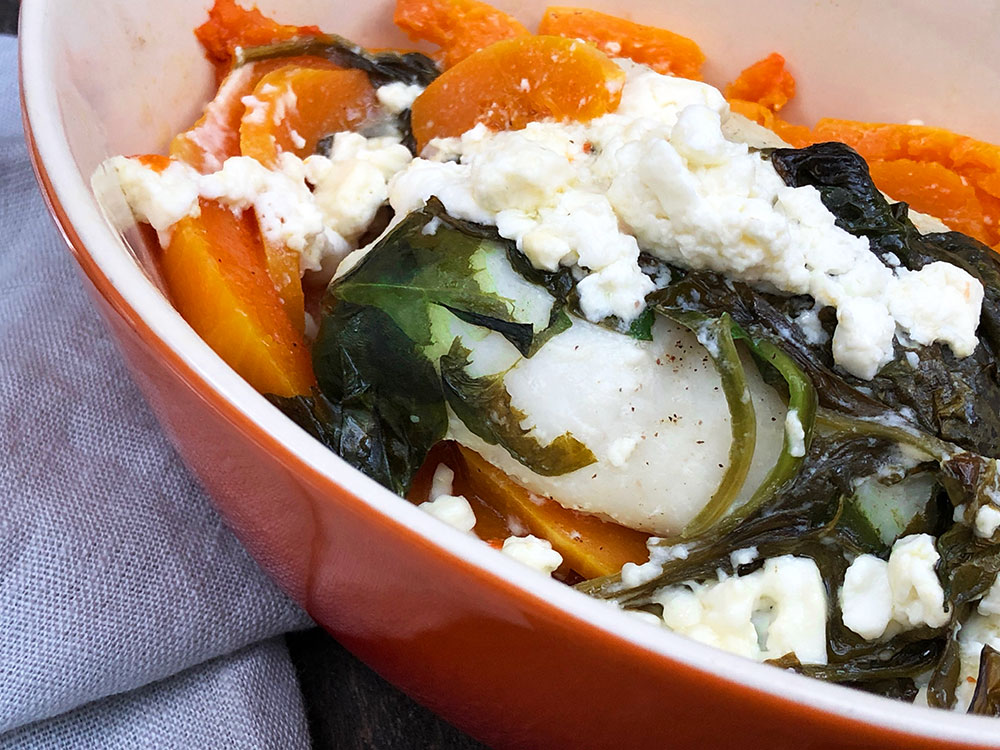 Alt-i-en torskepakke med gresskar, spinat og feta
