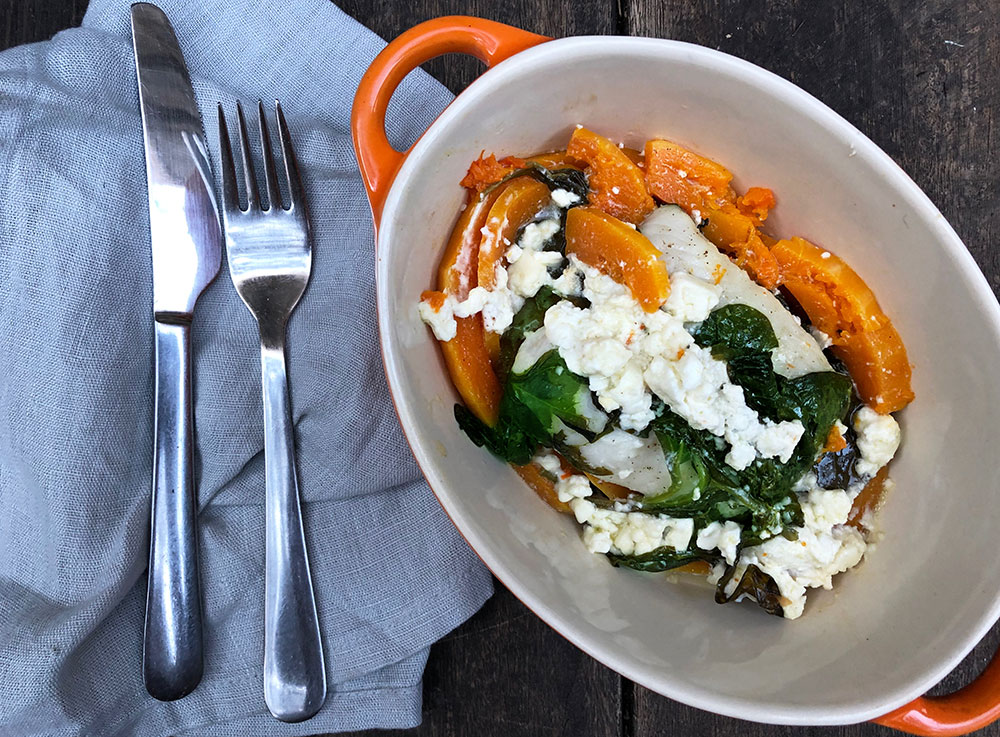 Alt-i-en torskepakke med gresskar, spinat og feta