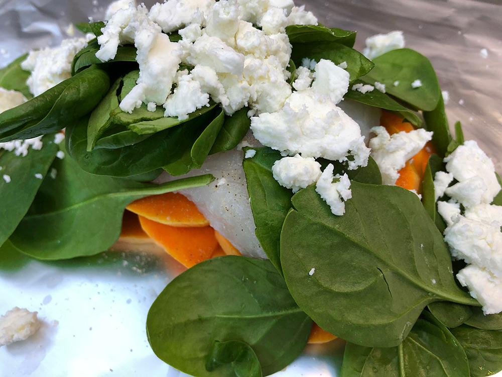 Alt-i-en torskepakke med gresskar, spinat og feta