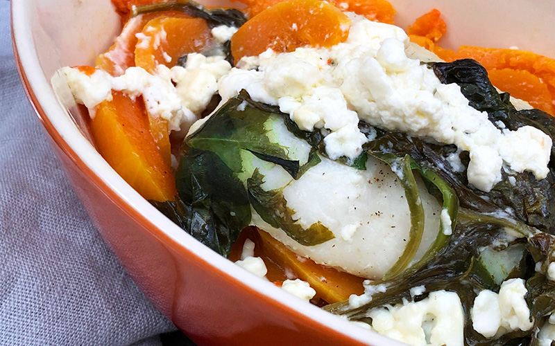 Alt-i-en torskepakke med gresskar, spinat og feta