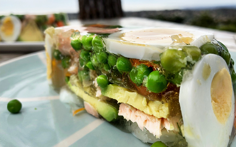 Kabaret med laks trukket i hvitvin og dill