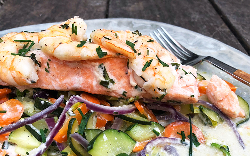 "Alt i en pakke" med kremet laks, scampi og grønnsaker