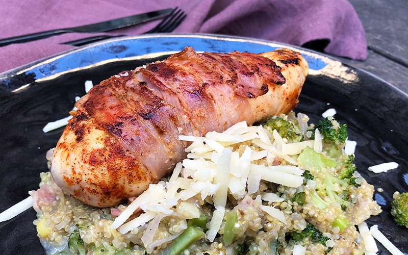 Parmesan-og hvitløksquinoa med baconsurret kyllingbryst