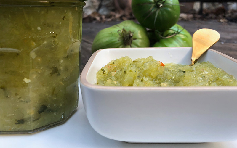 Spicy salsa av grønne tomater og koriander