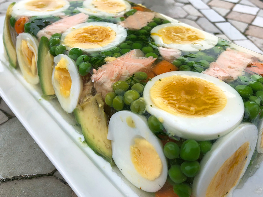 Kabaret med laks trukket i hvitvin og dill