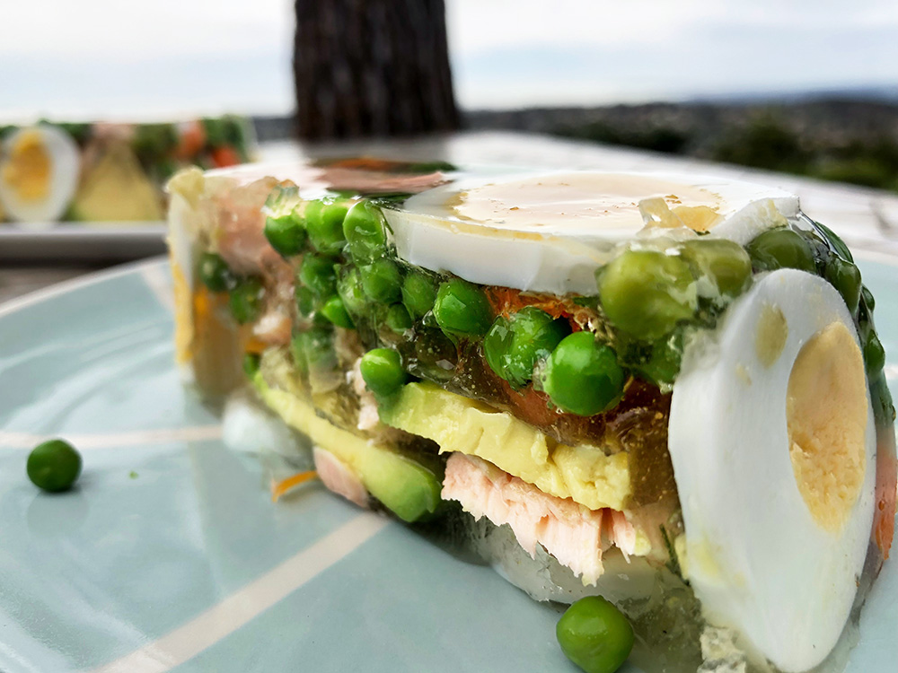 Kabaret med laks trukket i hvitvin og dill