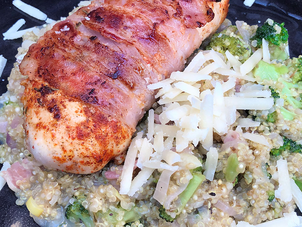 Parmesan-og hvitløksquinoa med baconsurret kyllingbryst