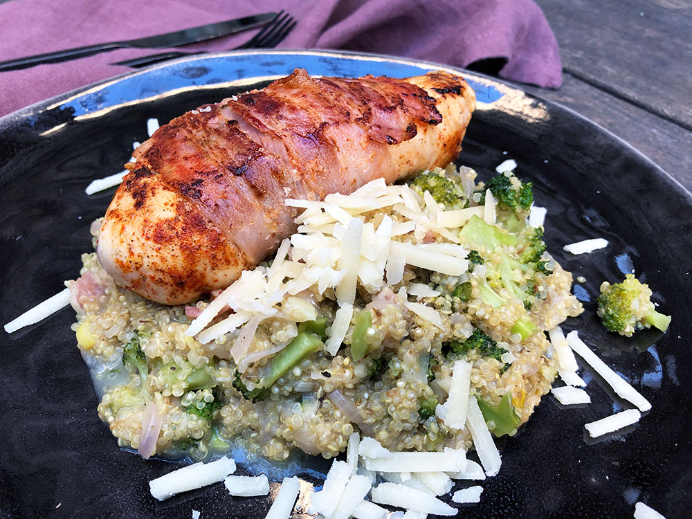 Parmesan-og hvitløksquinoa med baconsurret kyllingbryst