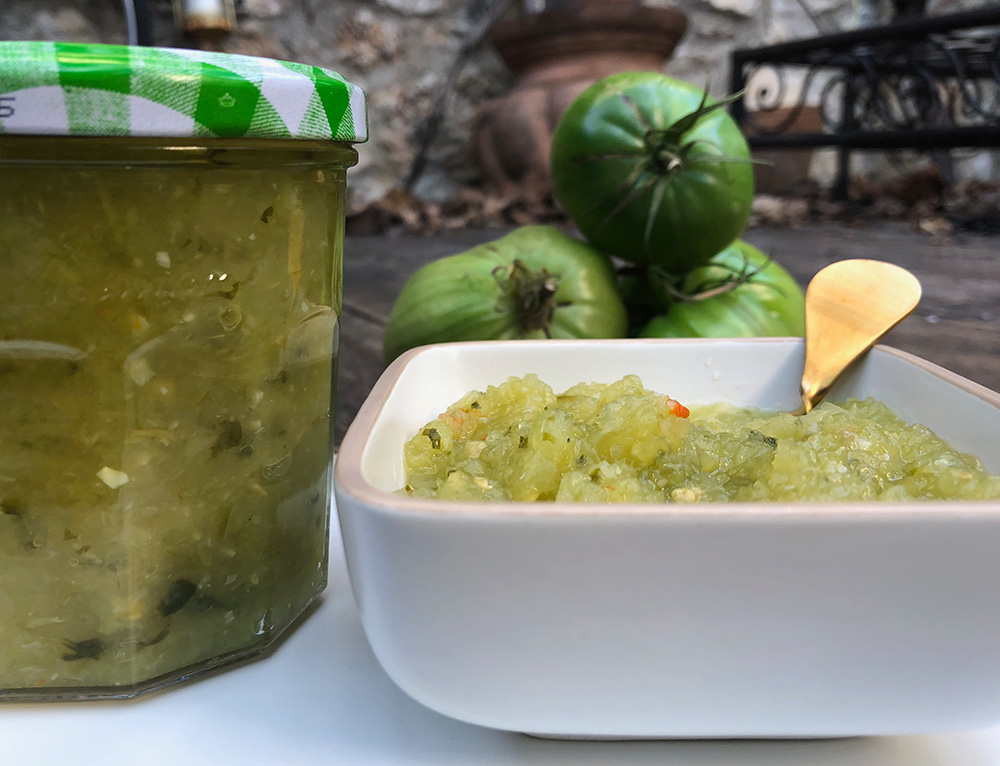 Spicy salsa av grønne tomater og koriander