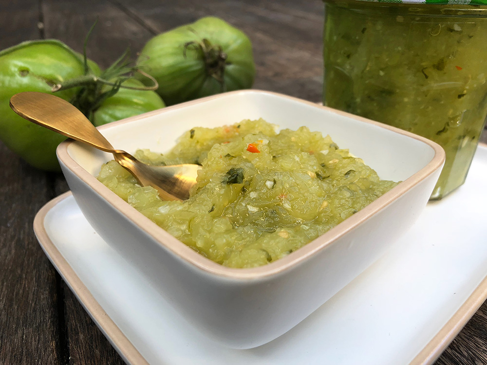 Spicy salsa av grønne tomater og koriander