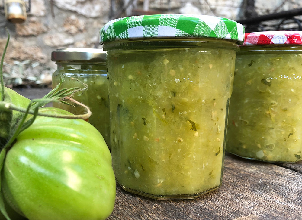 Spicy salsa av grønne tomater og koriander