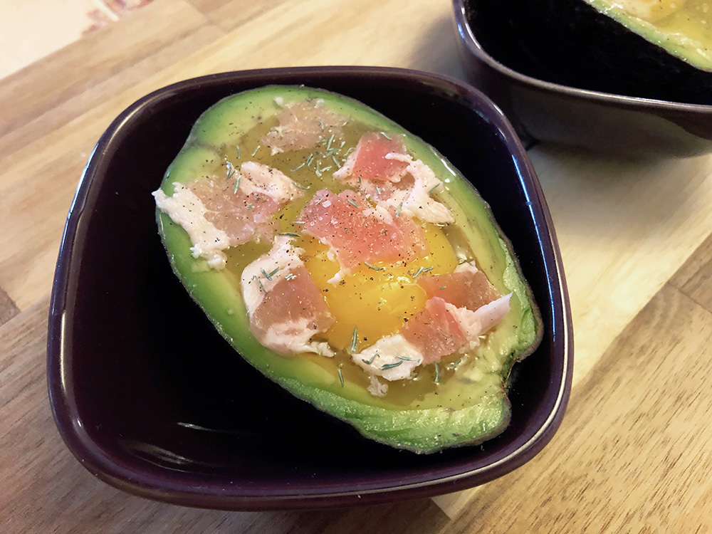 Bakt avokado med egg