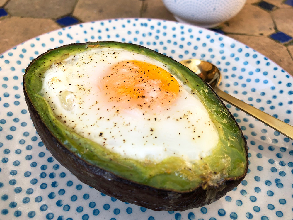 Bakt avokado med egg