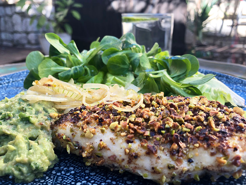 Crispy kyllingsalat med avokadokrem