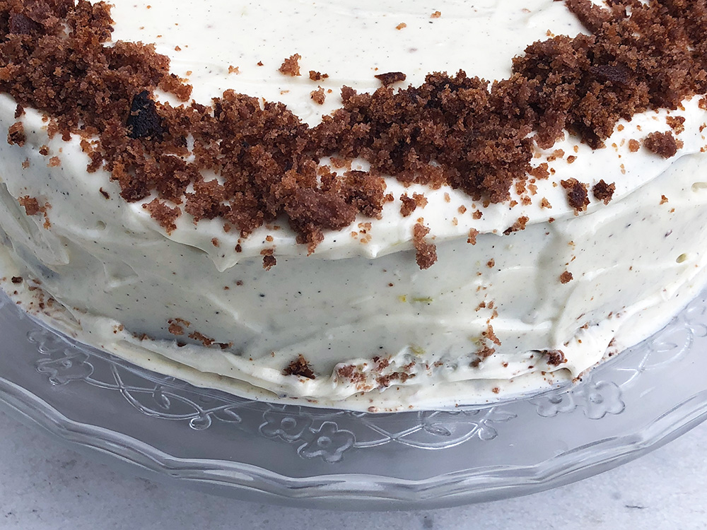 Fløyelsmyk bringebær-og sjokoladekake med kremfyll