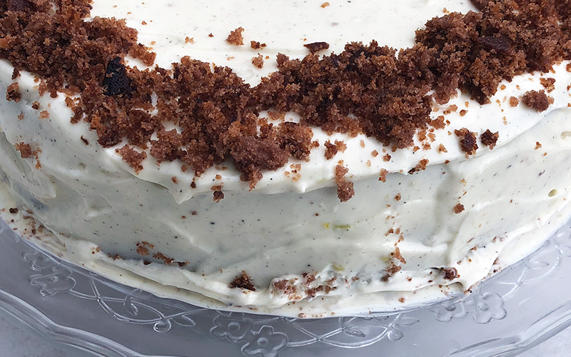 Fløyelsmyk bringebær-og sjokoladekake med kremfyll