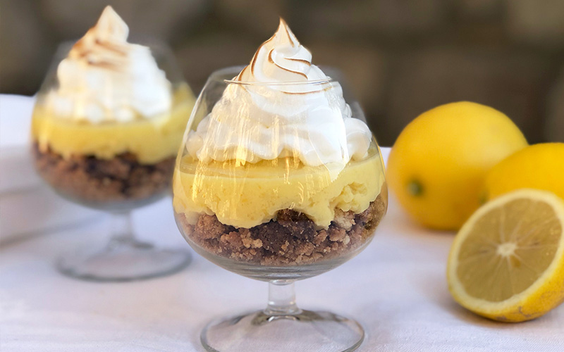 Søt og syrlig sitroncrumble med marengs