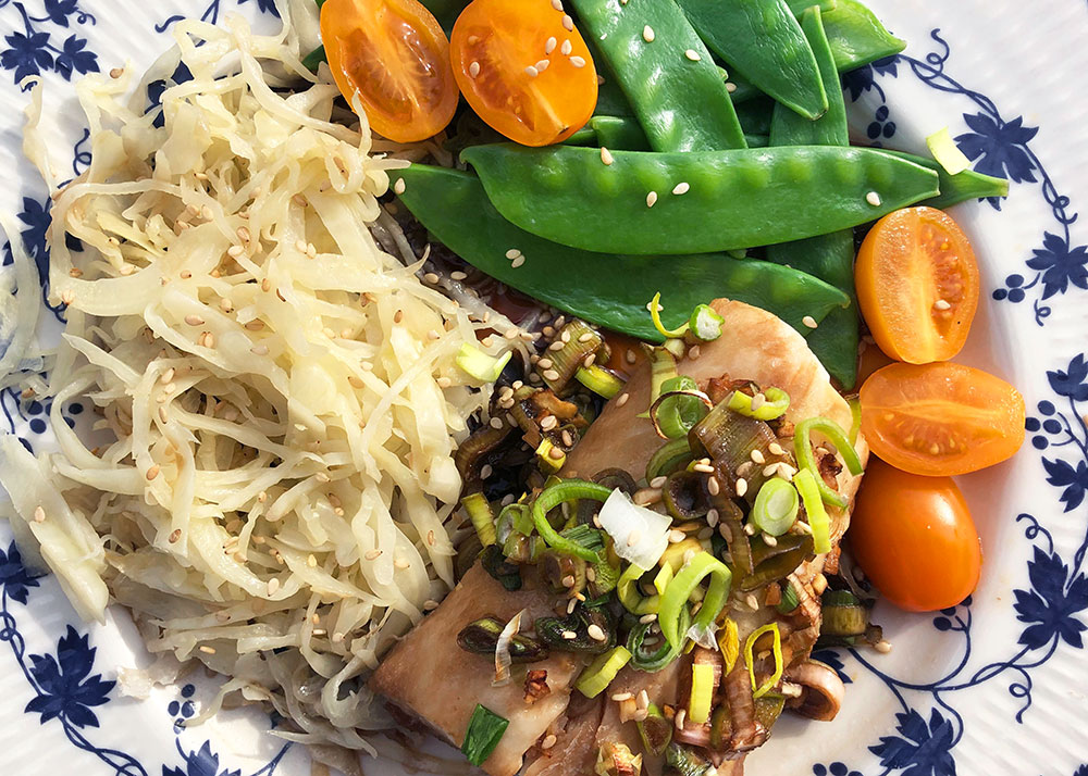 Hvit fisk med vårløk og soyasaus