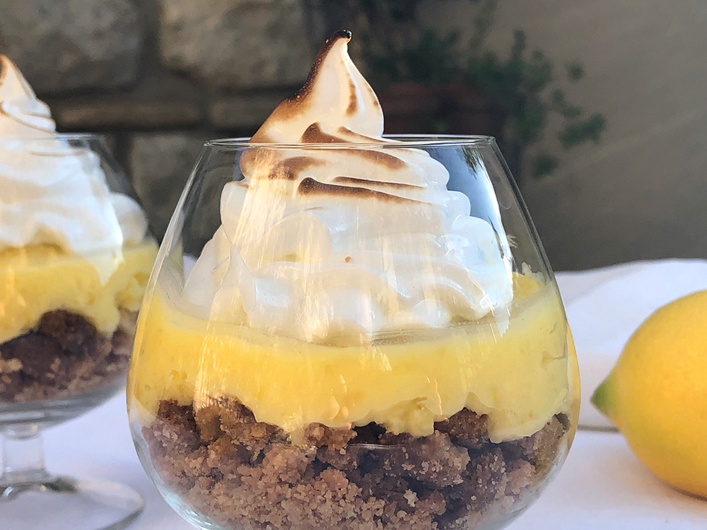 Søt og syrlig sitroncrumble med marengs