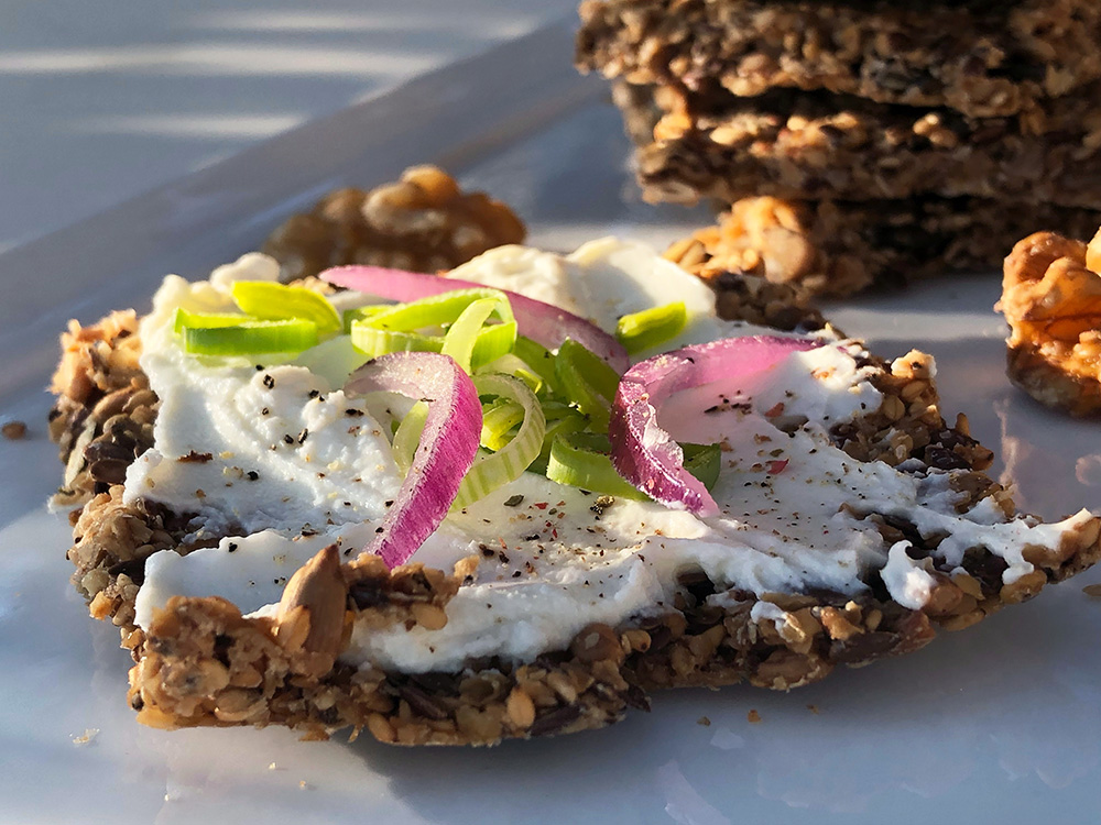 Sprø frøknekkebrød med valnøtter