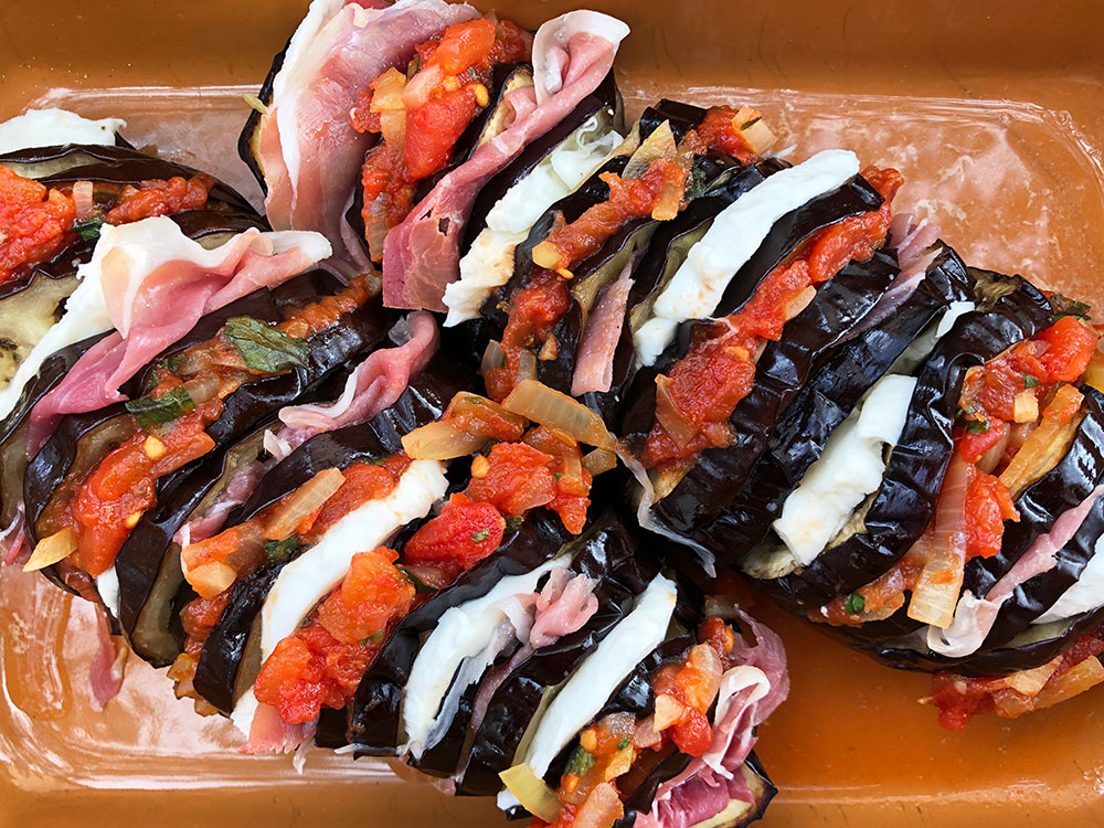 Bakt aubergine med mozzarella, spekeskinke og tomat